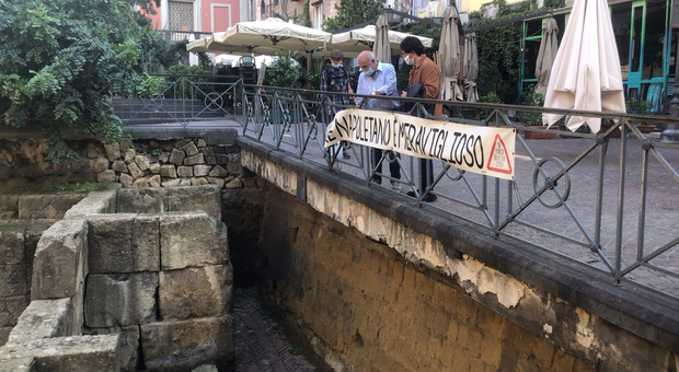 Napoli, via gli striscioni abusivi dai monumenti: iniziativa di associazioni