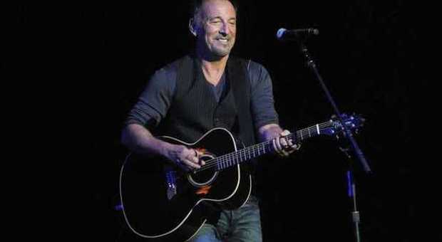 Bruce Springsteen durante la serata di beneficenza al Madison Square Garden di New York (stripes.com)