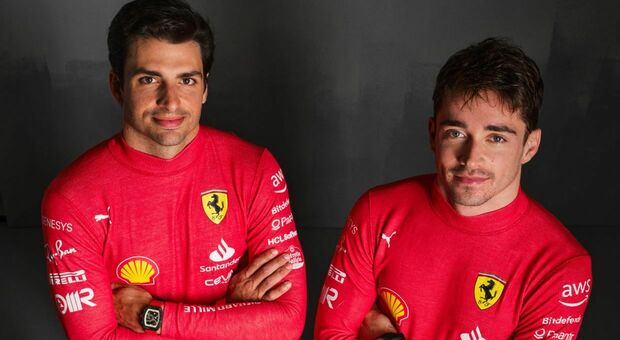 Da sinistra, Carlos Sainz e Charles Leclerc i piloti della Ferrari con l'abbigliamento 2023