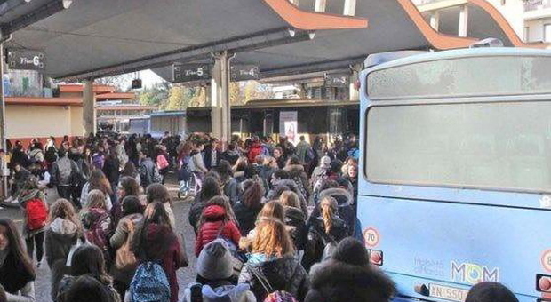 Rissa sul bus: studenti "in branco" prendono a pugni un controllore