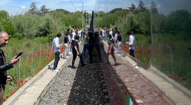 Treni bloccati in uscita da Roma verso Nord. Odissea per più di mille tifosi della Lazio diretti a Milano: «Fermi da quasi 3 ore»