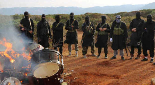 Gli uomini di Isis assistono alla distruzione degli strumenti