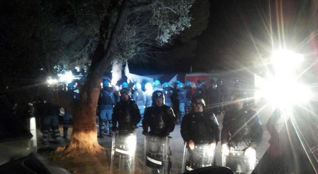 Tap, blitz della polizia nella notte: avviata la ricollocazione degli ulivi