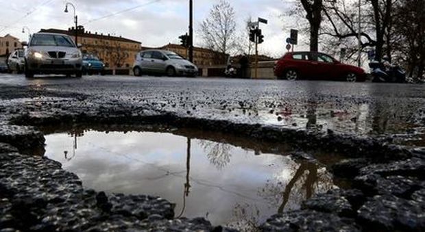 Roma, persi ogni giorno 15mila euro per riparare buche e semafori