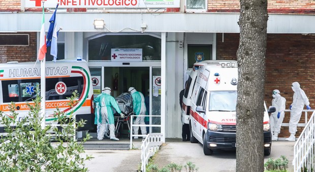 Coronavirus a Napoli, il vigile del fuoco contagiato: «Non so come ho preso la malattia»