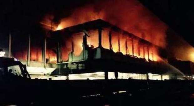 Roma, incendio all'aeroporto di Fiumicino: diossina pericolosa per i dipendenti, due indagati