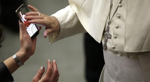 Scuola, Vaticano benedice smartphone in classe: «Non sono il demonio»