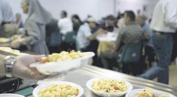 Napoli, è allarme povertà: assalto alle mense, tutti in fila per un pasto