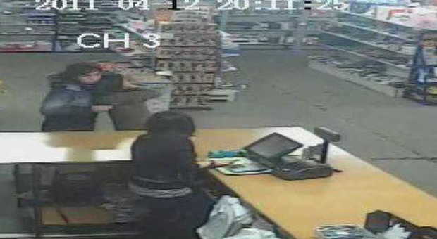 Un fotogramma della telecamera del negozio che mostra la rapina