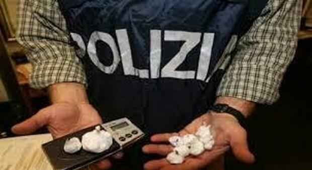 Napoli: in casa aveva un astuccio pieno di cocaina, spacciatrice arrestata dalla polizia