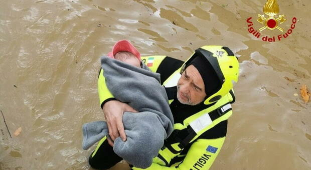 Maltempo in Toscana, il vigile del fuoco salva la neonata intrappolata nella casa circondata dal fango