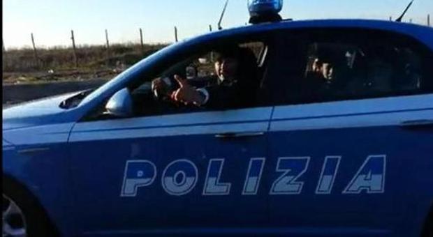 Ecco perché la volante al campo rom non è un'auto della polizia: tutti i particolari