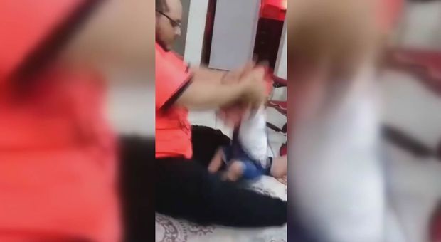 Papà picchia la figlia di un anno perché non sa camminare: individuato e arrestato grazie al video sui social