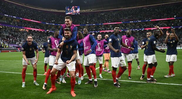 Inghilterra-Francia 1-2, Giroud porta i Blues in semifinale. Rimpianto Kane: sbaglia il rigore del pareggio