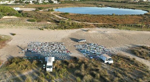 Porto Cesareo, una parte di spiaggia diventa un deposito all'aperto di merce contraffatta per gli ambulanti: la scoperta tramite un drone