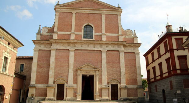 Ruba i soldi delle offerte e devasta la cattedrale di Fabriano