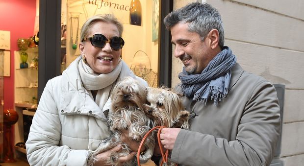 Catherine Spaak e marito in centro a Roma per un incontro particolare...