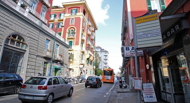 Napoli, asfalto al posto dei sanpietrini su corso Vittorio Emanuele: incubo cantieri nelle feste di Natale