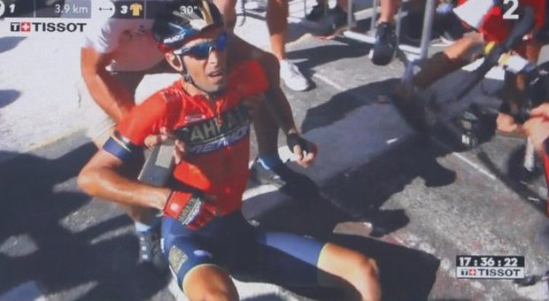 Tour, Thomas vince anche sull'Alpe d'Huez: la polizia fa cadere Nibali