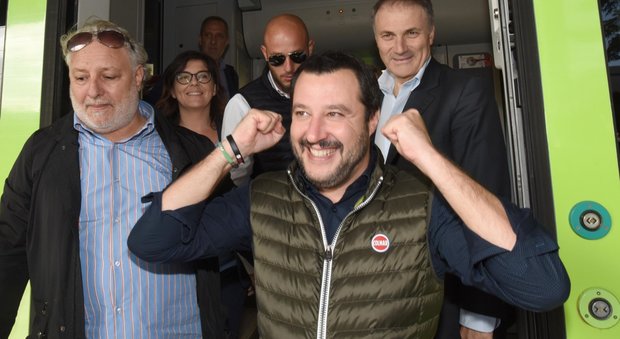Salvini sul treno «anti-Renzi»: Trapani-Agrigento come Roma-NY