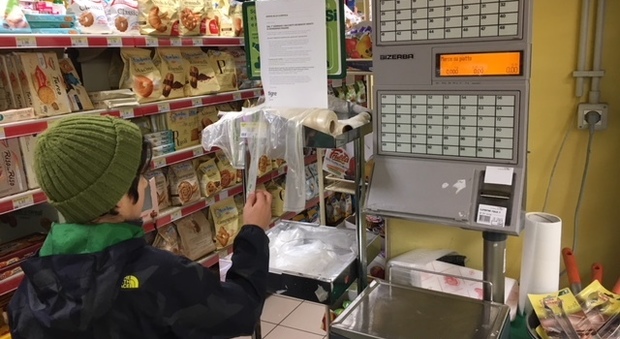 I sacchetti a pagamento nel supermercato Tiger di piazza dei Caduti a Viterbo
