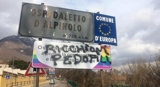 Ospedaletto d'Alpinolo, scritte omofobe sul cartello di benvenuto