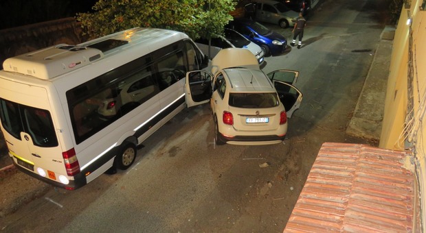 Napoli, in auto contro il minibus alle 3 di notte: muore 57enne