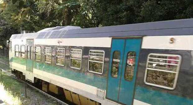 Civita Castellana, treno cancellato a sorpresa: 60 bimbi a piedi