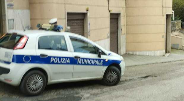 Ancona, troppe buche: i residenti scendono in strada e bloccano la polizia locale. «L'asfalto è un disastro»