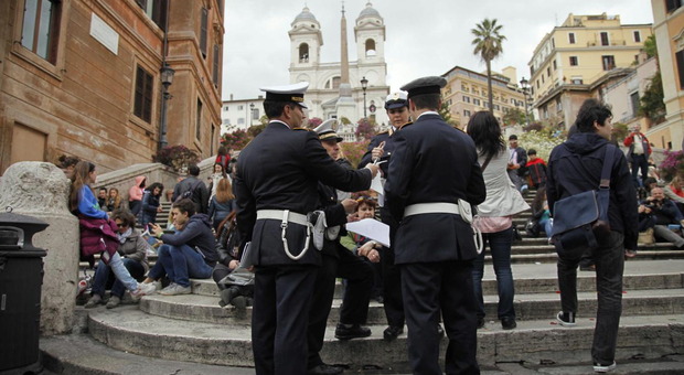 Piazza di Spagna, il Tar: «Giusto multare chi occupa la scala di Trinità dei Monti»