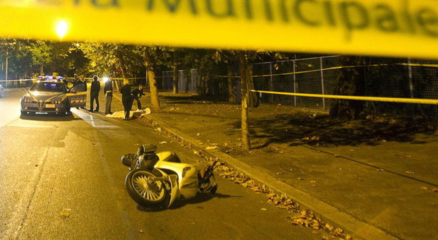 Roma, muore a 21 anni con lo scooter: fatale una caduta in via di Boccea. Salvo l'amico che era con lui