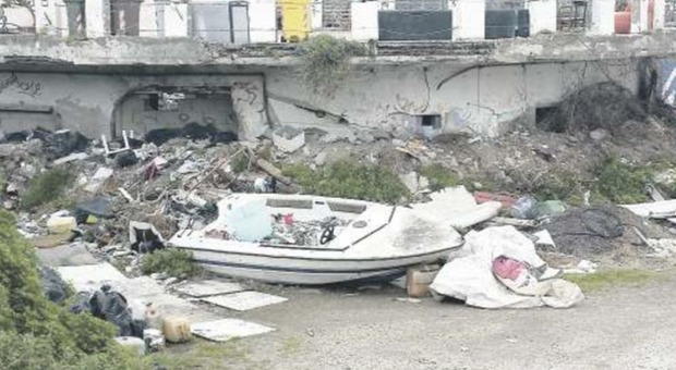 Napoli, vergogna Coroglio: la collina ridotta a discarica