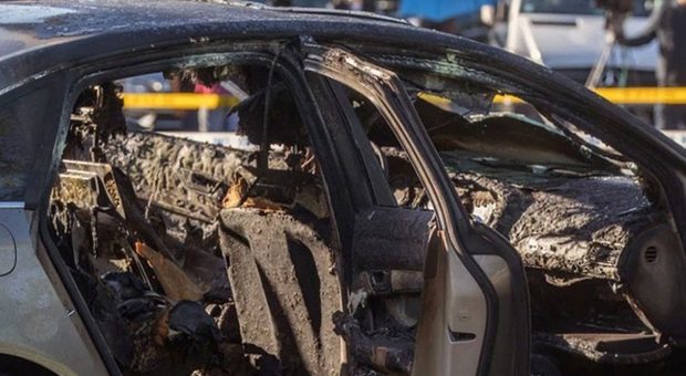 Papà dà fuoco all'auto con dentro la figlia di tre anni e chiude le portiere: la bimba morta bruciata viva