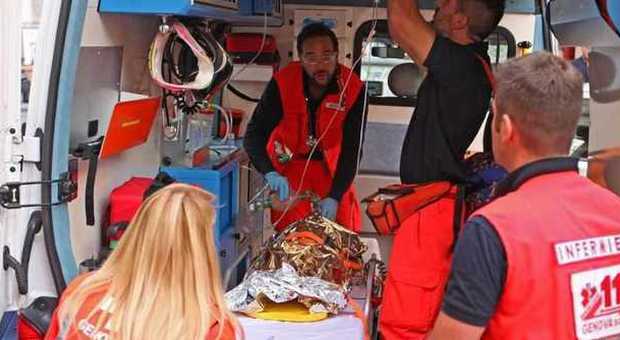 Tarquinia, bimbo di 15 mesi cade in mare bagnino lo salva