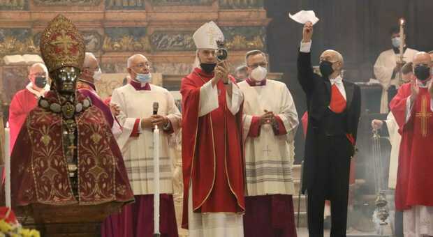 Miracolo di San Gennaro 19 settembre, il sangue s'è sciolto: la gioia dei 450 napoletani in chiesa