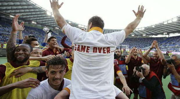Totti festeggia la vittoria nel derby con la maglietta 'game over'