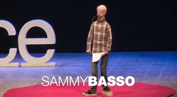 Sammy Basso sul palco della conferenza di Ted tenutasi a Lecce