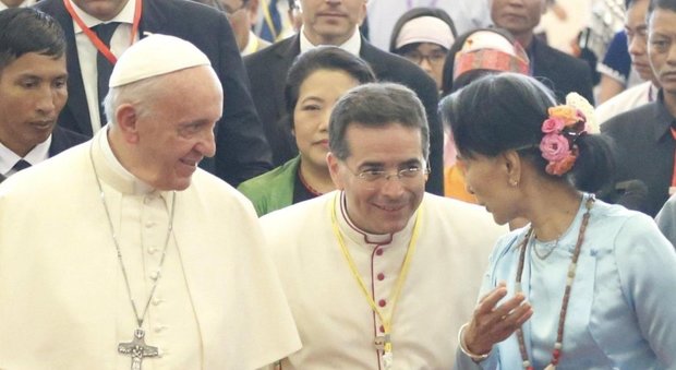 Papa in Myanmar, Pechino spera sia “moderato” sui Rohinghya perché nel Rakhine transitano oleodotti cinesi