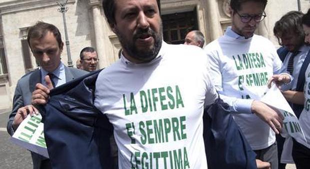 Legittima difesa, Salvini indossa una maglietta per protesta