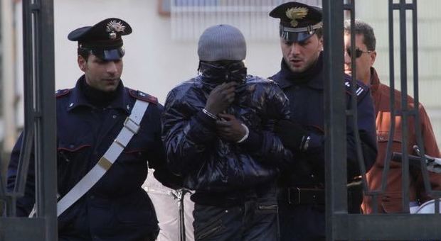 Raptus di follia in strada, nigeriano tenta di accoltellare due carabinieri nel Napoletano