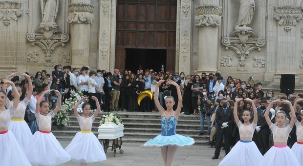 Ballerine in piazza Duomo davanti alla bara bianca: sulle note di Tchaikovsky lo straziante saluto a Luna, che sognava un futuro sulle punte