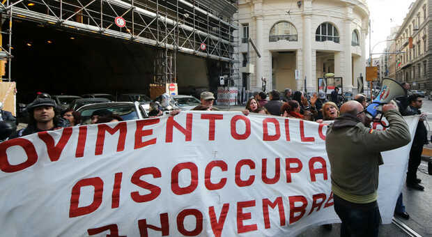 Napoli, tornano in piazza i disoccupati: traffico in tilt intorno a piazza Garibaldi