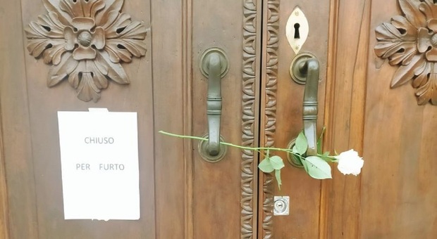 Il cartello "chiuso per furto" sulla porta della chiesa di Fonzaso
