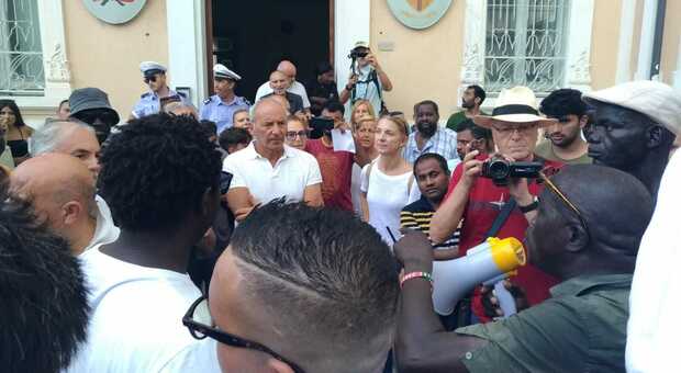 Corteo di protesta dall’Hotel House: «Noi lavoriamo, nessun caporalato»
