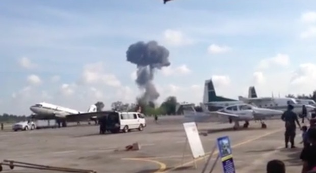 Thailandia, aereo militare si schianta durante un'esibizione: morto il pilota