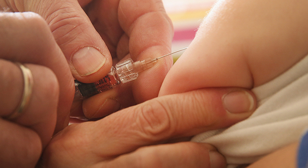 Vaccini, il tribunale riconosce il danno e condanna la Asl di Bari Dovrà risarcire 2 milioni alla famiglia di un bambino