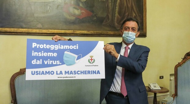 Il sindaco Giordani con il manifesto che invita tutti a usare la mascherina