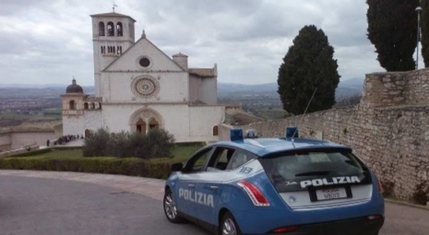 Assisi, blitz della polizia alla stazione: scovati tre balordi. Uno era clandestino