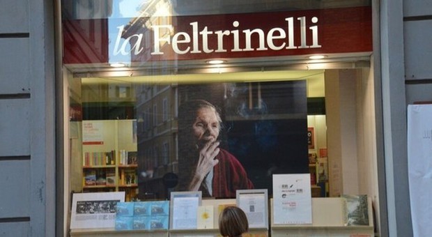 Anche la Feltrinelli ha esposto uno scatto (foto Marinelli)