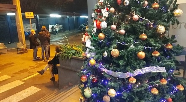 Whirlpool Napoli, il Natale degli operai in fabbrica senza lavoro: «Noi non molliamo»